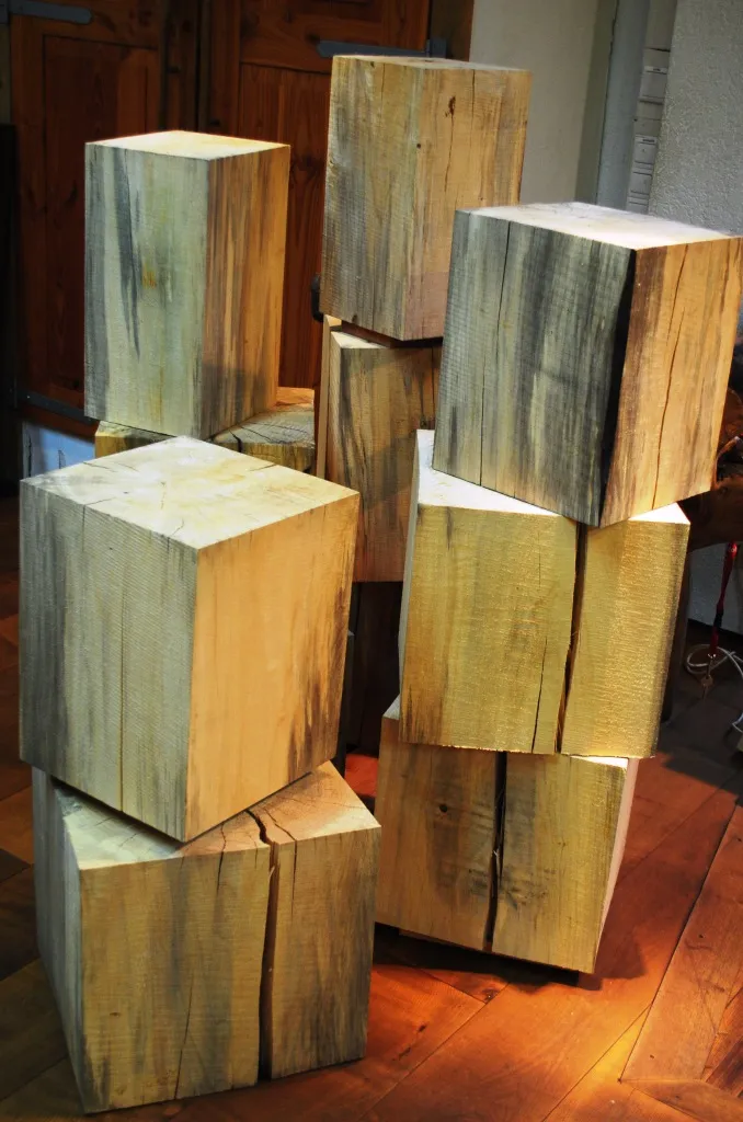 Massive Holzwürfel aus verschiedenen Holzarten in der Ausstellung von Re-elko