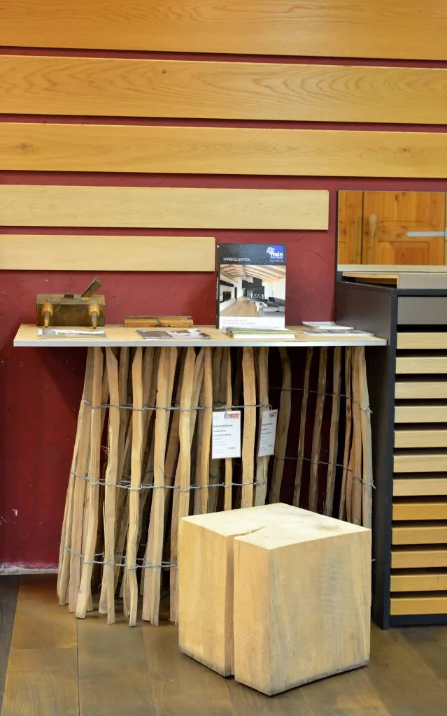 Holzmuster und Dielen an der roten Wand der Ausstellung von Re-elko